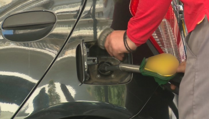 "За три месеца по 40 евро отпуска правителството, но аз платих сега 70 евро за бензин, а той ще стигне за десетина дни, не, не е достатъчно тази помощ", коментира Янис "За три месеца по 40 евро отпуска правителството, но аз платих сега 70 евро за бензин, а той ще стигне за десетина дни, не, не е достатъчно тази помощ", коментира Янис