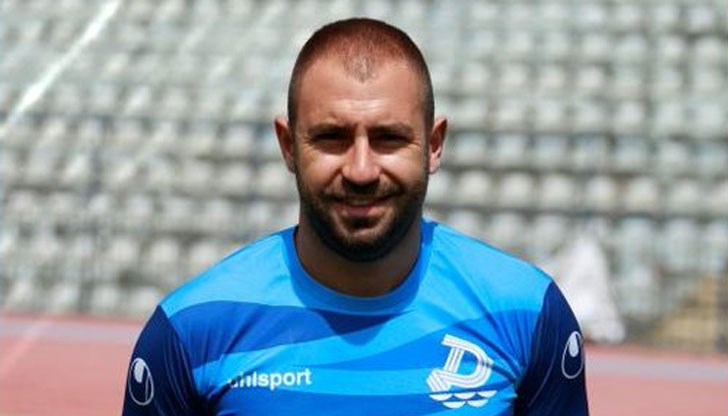 Никола Колев е полузащитник Никола Колев е полузащитник