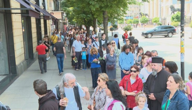 Мощите остават за поклонение в църквата до утре на обяд