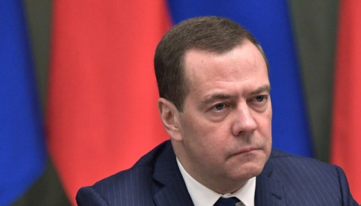 "Печатането на пари, с което Америка постоянно увеличава своя раздут правителствен дълг, ще се счупи по-бързо", прогнозира Медведев