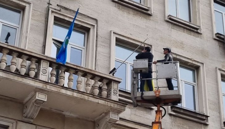 По-рано днес активисти на партия "Възраждане" свалиха флага с помощта на вишка По-рано днес активисти на партия "Възраждане" свалиха флага с помощта на вишка