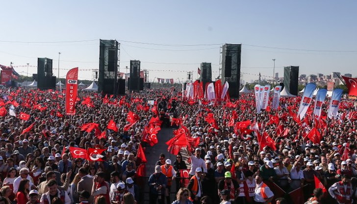 Поводът бе съобщение, публикуван на уебсайта на посолството, свързан с митинга в събота на опозицията в центъра на Истанбул, събрал десетки хиляди