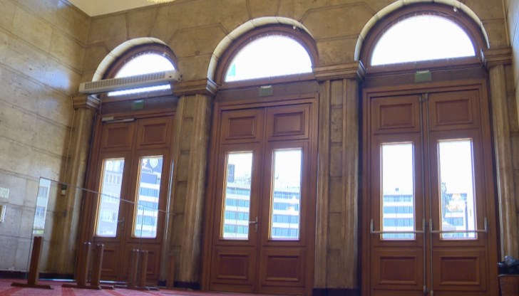 Преди дни стана ясно, че за монтажа, Народното събрание е платило около 34 хиляди лева.