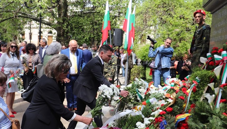 Областният управител Анатоли Станев изрази благодарност и почит към всички войници, сержанти и офицери, които бдят над мира и сигурността на Отечеството