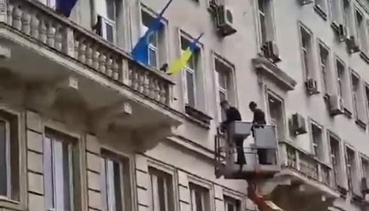 В късния следобед днес депутати на "Възраждане" занесоха сваленото знаме в посолството на Украйна