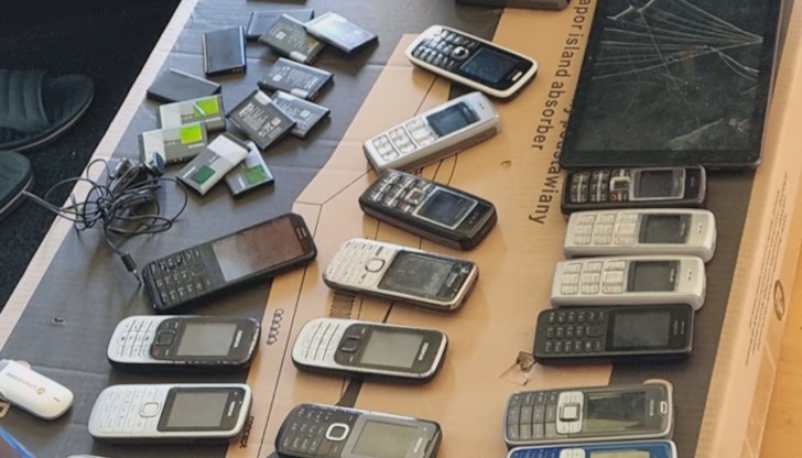 Във Ветово, известен като Меката на телефонните измами, хората отдавна са свикнали с честите арести на мъже от квартала на бургуджиите Във Ветово, известен като Меката на телефонните измами, хората отдавна са свикнали с честите арести на мъже от квартала на бургуджиите