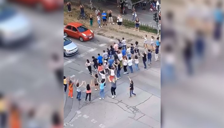 В инициативата им помогнаха от клуба по български хора „Нашенци“ В инициативата им помогнаха от клуба по български хора „Нашенци“