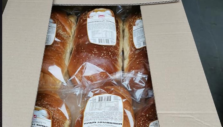 Отец Марин освети козунаците и благослови нуждаещите се Отец Марин освети козунаците и благослови нуждаещите се