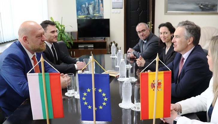 Анатоли Станев представи бизнес профила на региона и подчерта необходимостта от изграждането на втори мост над Дунав при Русе Анатоли Станев представи бизнес профила на региона и подчерта необходимостта от изграждането на втори мост над Дунав при Русе