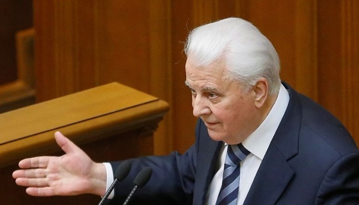 Кравчук става известен като "хитрата лисица" заради издигането си в редиците на украинската комунистическа партия, като поема поста на ръководител на парламент в тогавашната съветска република през 1990 г.