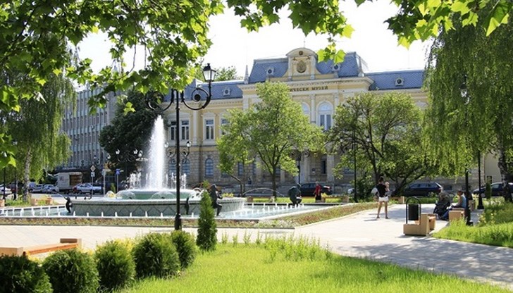 Въпреки ниската концентрация на разтвора, апелът е гражданите да не навлизат в пръсканите площи следващите 24 часа, предупредиха от общината