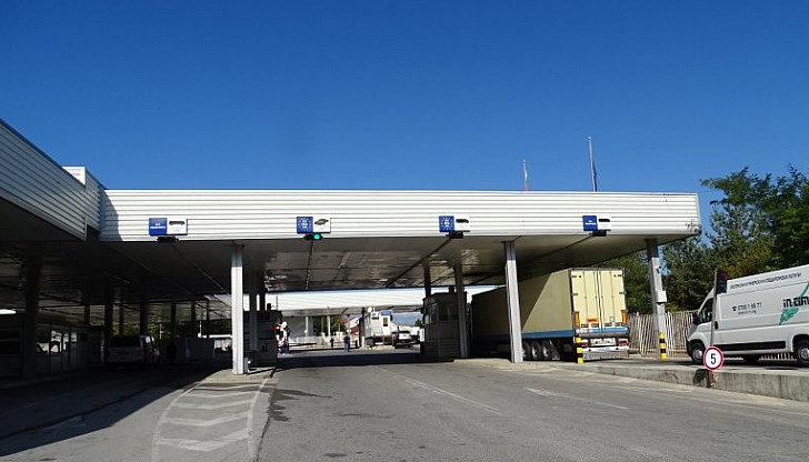 Първо към 9 ч. спрял токът в комплекса, а след около половин час електроподаването е възстановено, но тогава компютърната система за обработване на преминаващите леки и товарни автомобили на екипите за граничен контрол въобще не стартирала Първо към 9 ч. спрял токът в комплекса, а след около половин час електроподаването е възстановено, но тогава компютърната система за обработване на преминаващите леки и товарни автомобили на екипите за граничен контрол въобще не стартирала