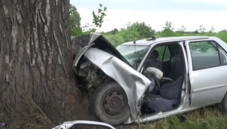 Шофьорката не могла да овладее автомобила и се забила в крайпътно дърво