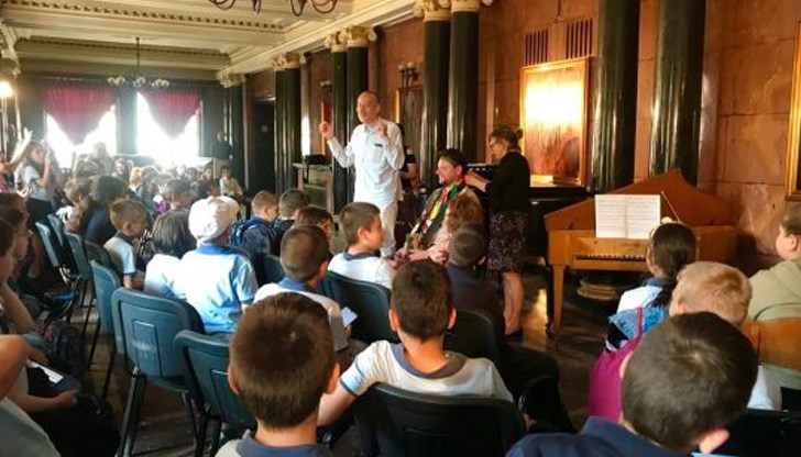 Директорът Пламен Бейков с обаятелен разказ пред децата за музиката, като лекцията е част от образователните концерти на операта
