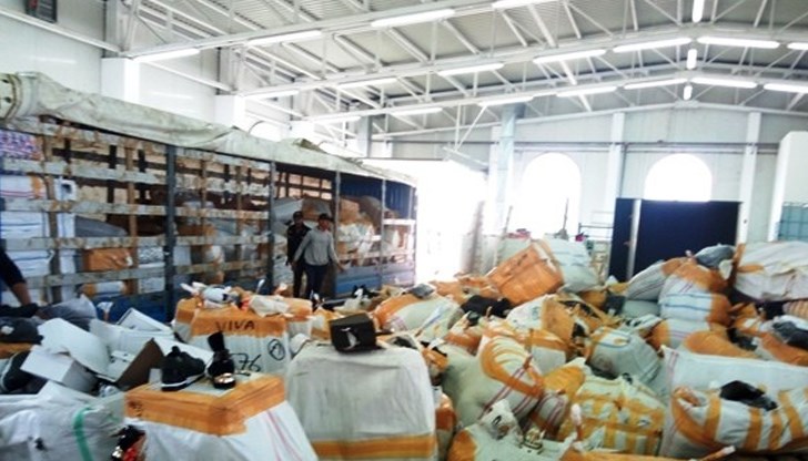 Открити са спортни дрехи, чанти и маратонки с надписи и лога на защитени световноизвестни търговски марки