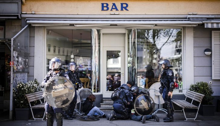 В Париж групи младежи, облечени с черно и с черни маски изпотрошиха витрини на агенции за недвижими имоти и банки