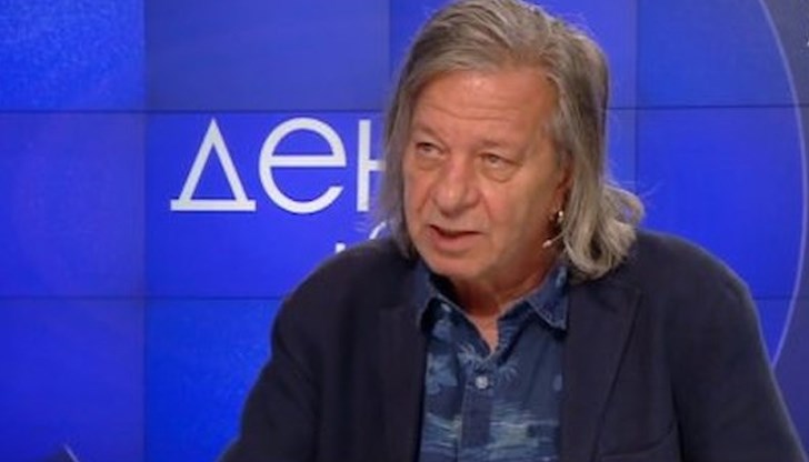 Александър Петров е автор на текстовете на много поп и рок хитове, сред които "Любовта, без която не можем, "Богатство" и "Нашият град"