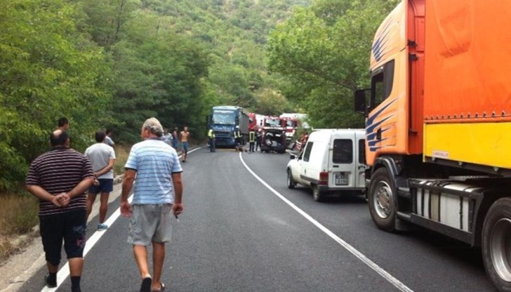 Забранява се изпреварването като ограничението цели да се намалят катастрофите и жертвите в този участък Забранява се изпреварването като ограничението цели да се намалят катастрофите и жертвите в този участък