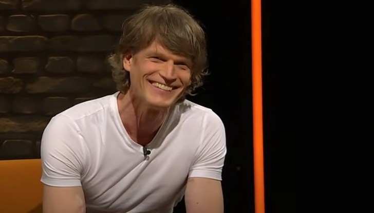 Професорът е на 49 години, но изглежда значително по-млад