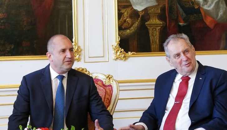 "Тази агресия изисква единен отговор в рамките на НАТО и ЕС, изисква дълбока и решителна трансформация на Алианса", заяви президентът при посещението си в Чехия