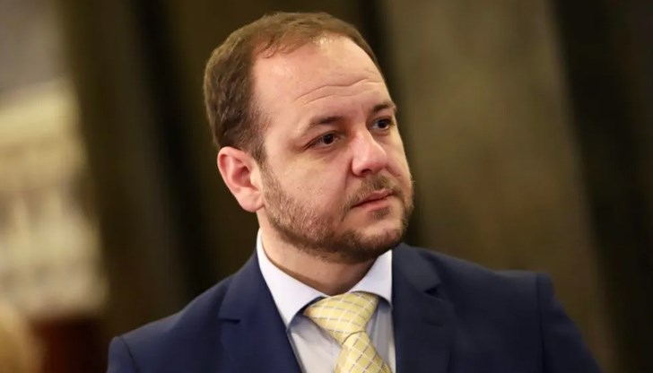 „Това се случва в моето министерство и в други министерства. Случва се в съдебната система“, допълни той „Това се случва в моето министерство и в други министерства. Случва се в съдебната система“, допълни той