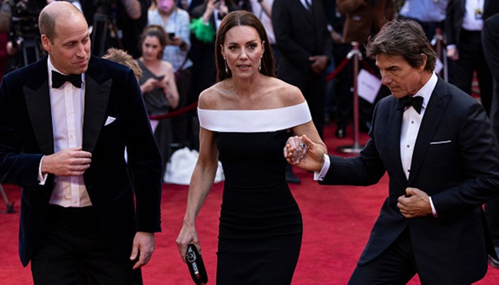 Том Круз влиза отново влиза в ролята на пилота от американските военноморски сили Пийт „Маверик“ Мичъл Том Круз влиза отново влиза в ролята на пилота от американските военноморски сили Пийт „Маверик“ Мичъл