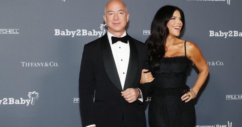 Безос е прехвърлил 47 727 акции на Amazon на неназована