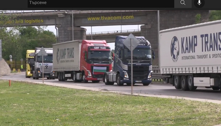 Протест на превозвачите се състоя и в Русе. Камионите направиха