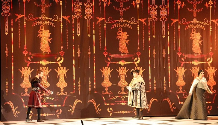 Късно снощи в Доходното здание в Русе при голям зрителски