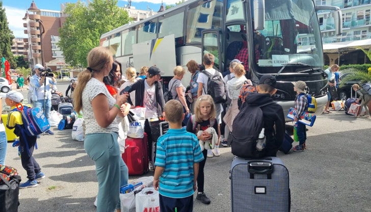 Извеждат масово украинци с автобуси от хотелите в Слънчев брягДнес