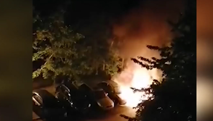 Полицията работи и по версия за умишлен палежТри автомобила изгоряха
