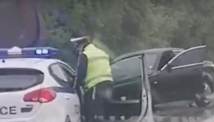 На пътя имало сблъсък между техния автомобил и камионДвама служители