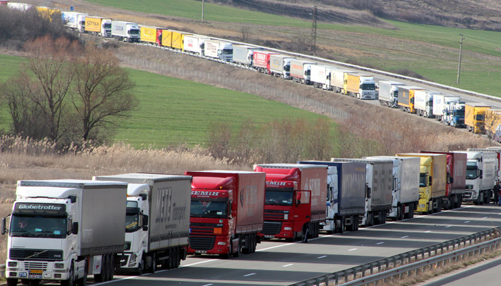 Камиони чакат часове наред на пункта &bdquo;Капитан Андреево&rdquo;Хаос с изследванията