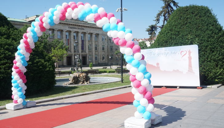 В сезона на абитуриентските балове арка с балони, червен килим