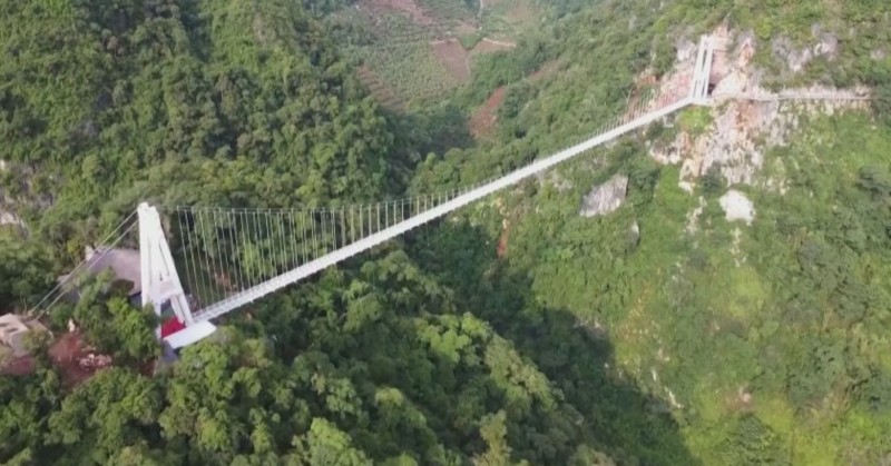 Най-дългият в света стъклен висящ мост беше открит във ВиетнамТой