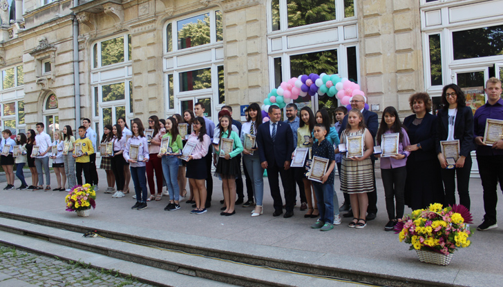 Днес на тържествена церемония пред Доходното здание бяха наградени отличниците