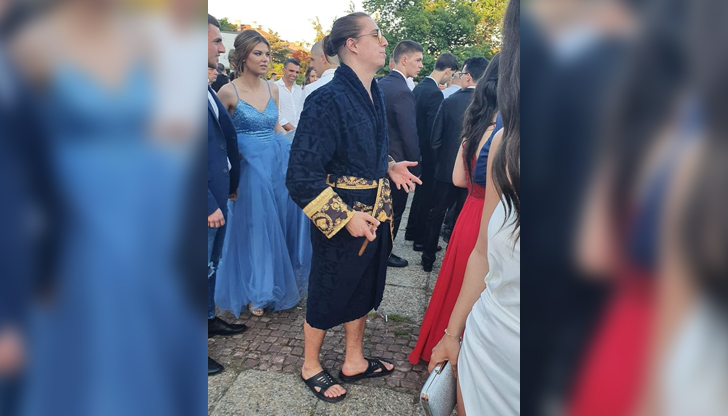 Младеж е облякъл хавлиен халат на абитуриентския си бал в