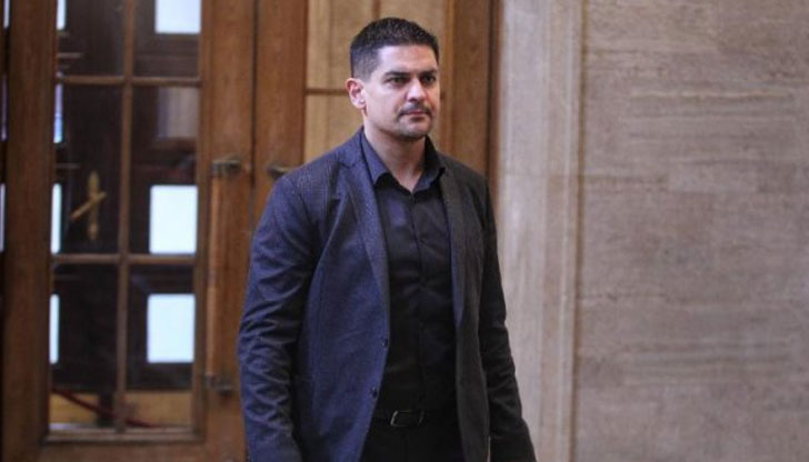 Министърът на младежта и спорта Радостин Василев не е направил