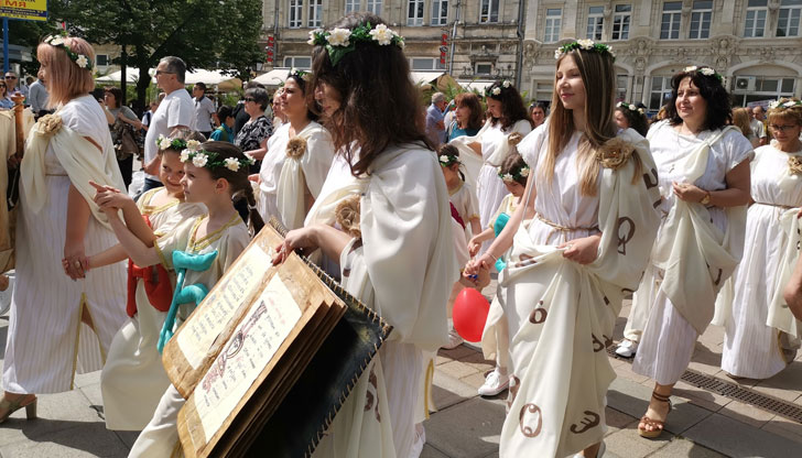 Русе отбелязва днес най-българския празник 24 майСутринта в училищата имаше