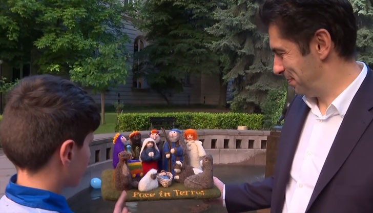 Подаръкът е с цел благотворителност и българският премиер държи да