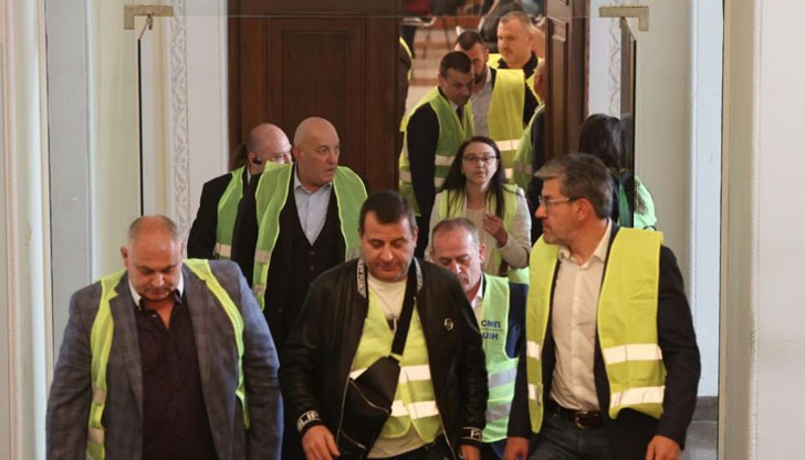 Той беше разпространен от представители на фирмите, които вчера напуснаха