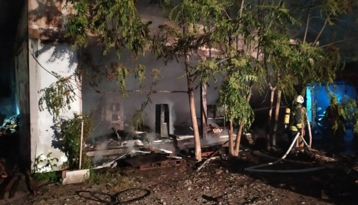 Четири пожарни екипа гасиха тази нощ горяща работилница на булевард