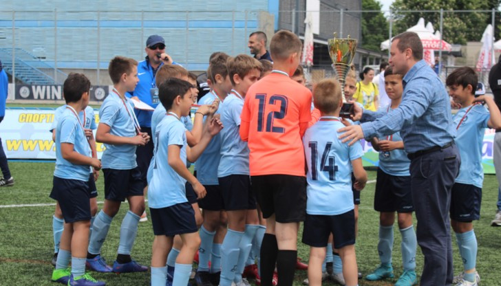 Общо 12 клуба с над 30 формации се включиха в