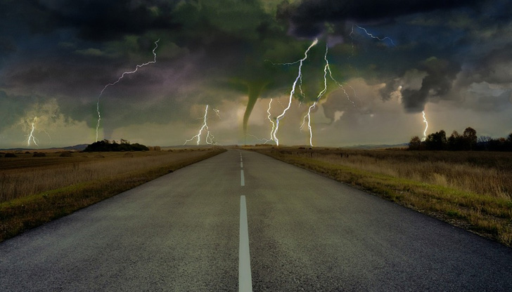 Двама души загинаха, а 44-ма бяха ранени при преминаване на