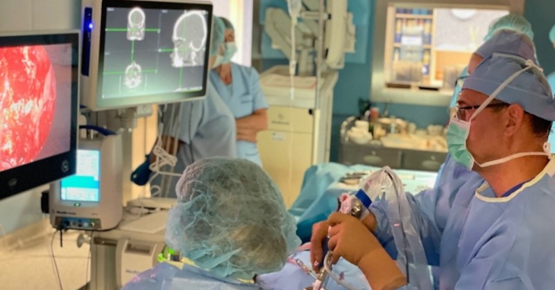 Чрез малък външен разрез на челото, изписват я до два