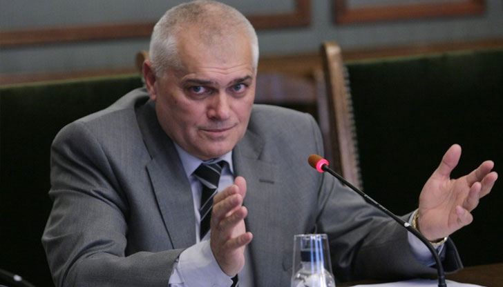 Бившият вътрешен министър Валентин Радев определи като срамно решението на