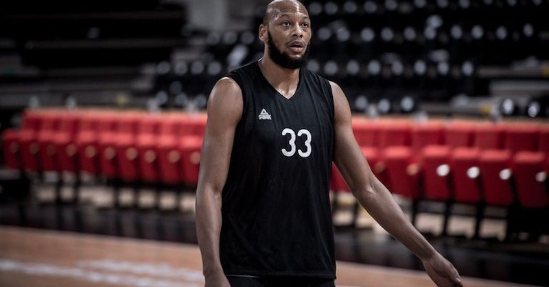 Бившият баскетболист от щата Мичиган и играч в НБА Адриан