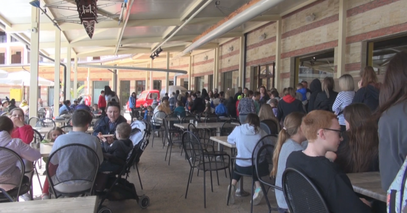 Туристи и бежанци вече съжителстват заедно в хотели в Слънчев