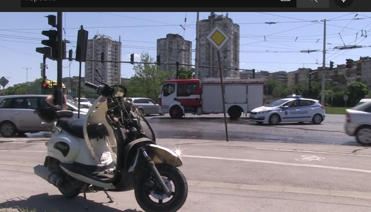 Мотор тип скутер се заби в автомобил на кръстовището в