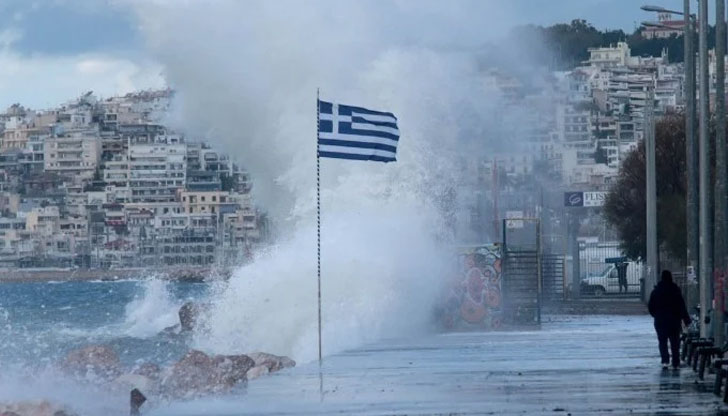 Магазини и улици са под вода, има наводнени къщиСилна буря